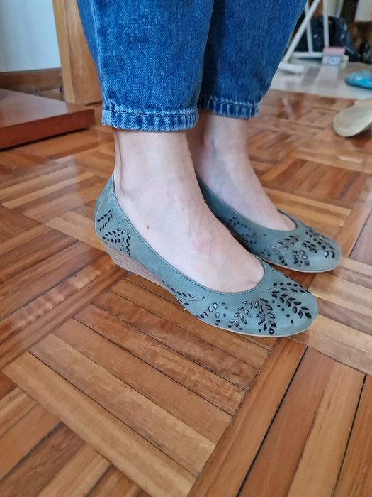 Sapatos com folhas