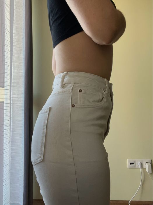 Білі стрейчеві джинси на високій посадці