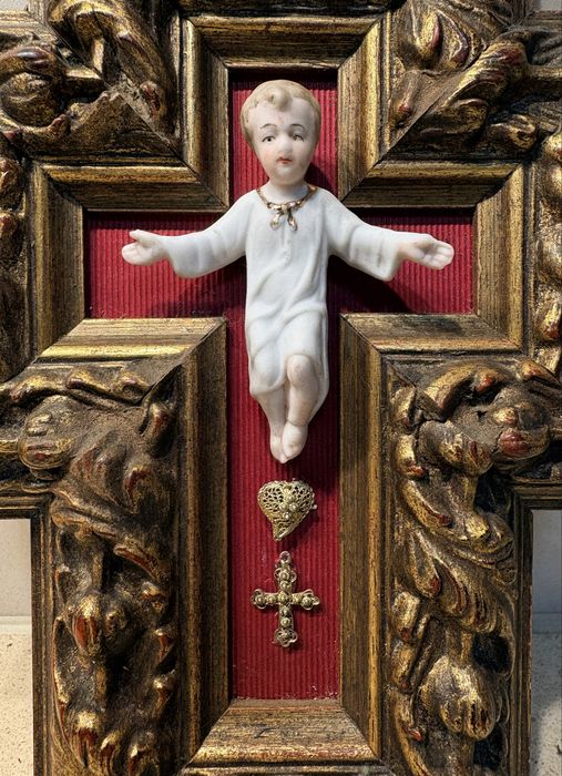 Antigo crucifixo em talha com amoroso Menino Jesus em porcelana