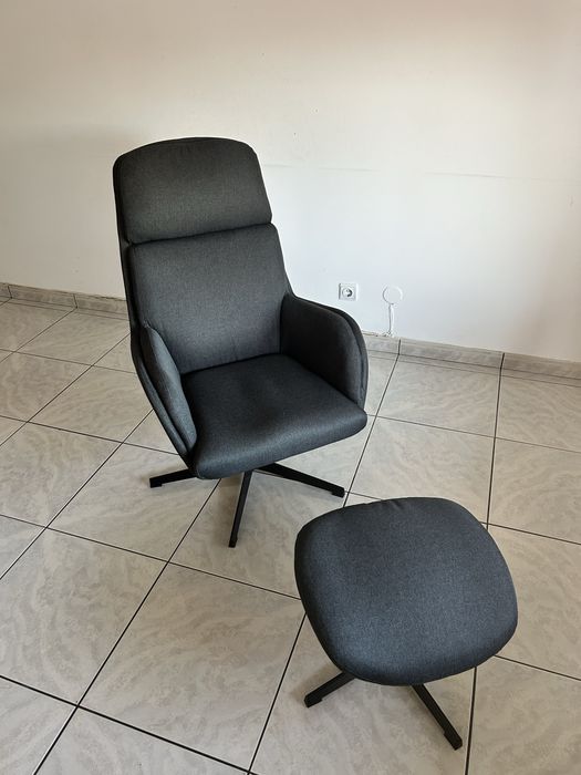 Poltrona giratória com puf JYSK – cinzento antracite – como nova