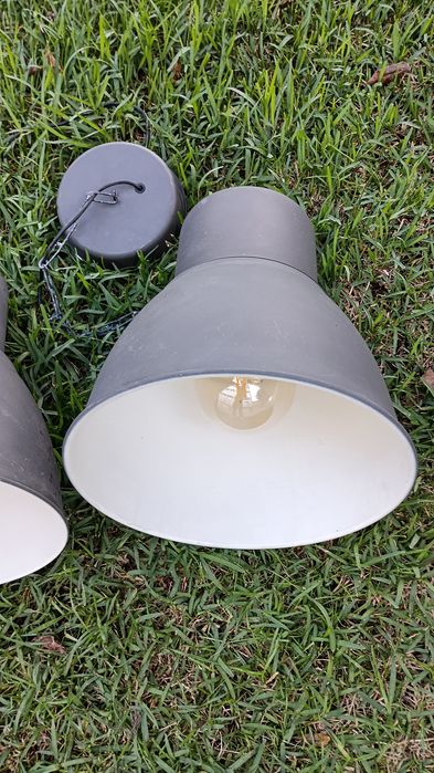 Par de candeeiros suspenso modelo HEKTAR do IKEA.  
​Design: Inspirado em candeeiros
​Acabamento: Metal com revestimento em pó na cor cinzento-escuro/