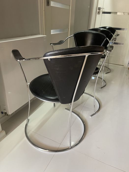 Piękny stół Glamour , lekki , stylowy , chrom skóra .