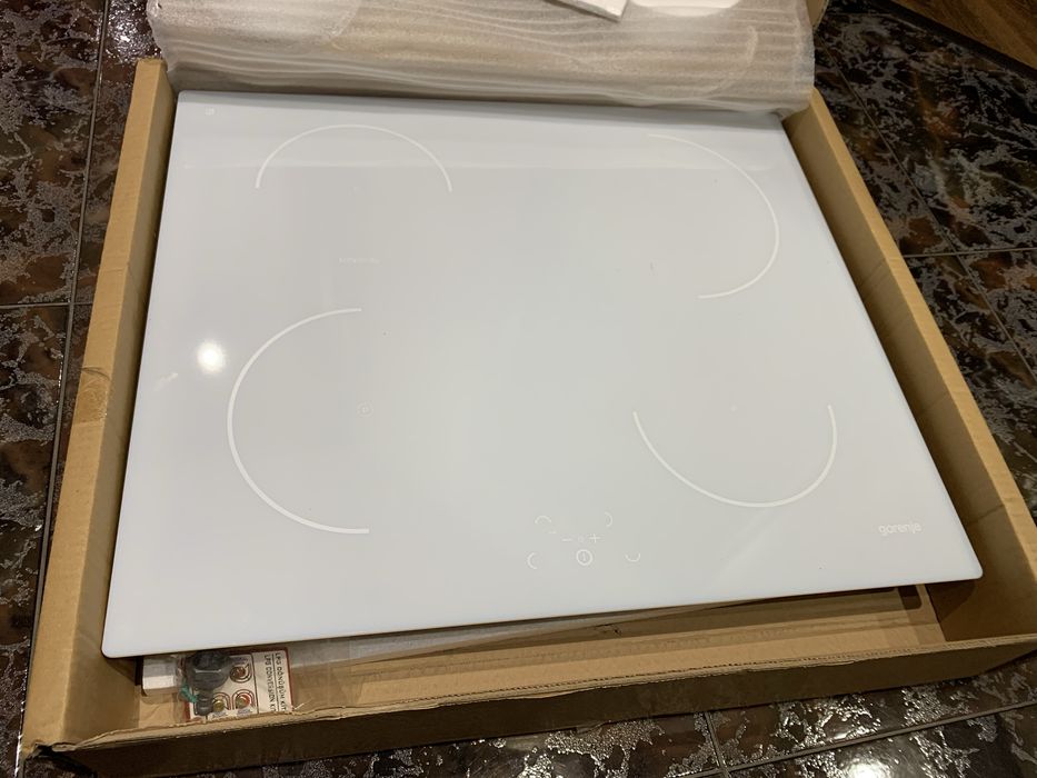 індукційна плита горенье білого кольору