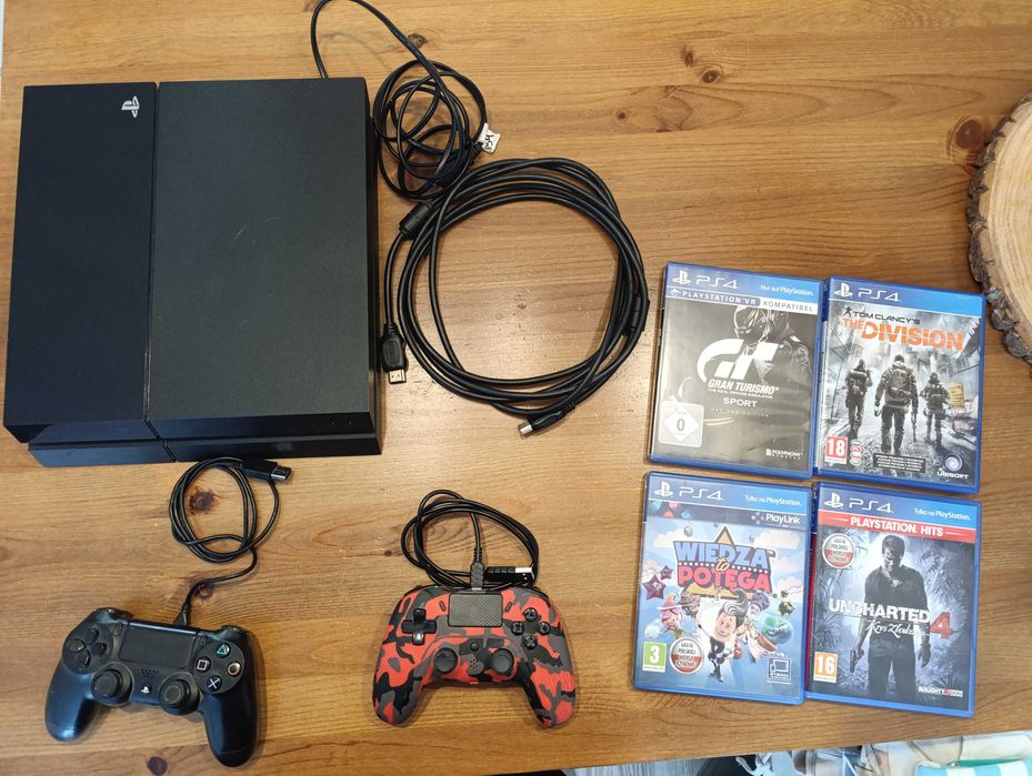 PS4 500GB, 2 Pady, 4 gry.