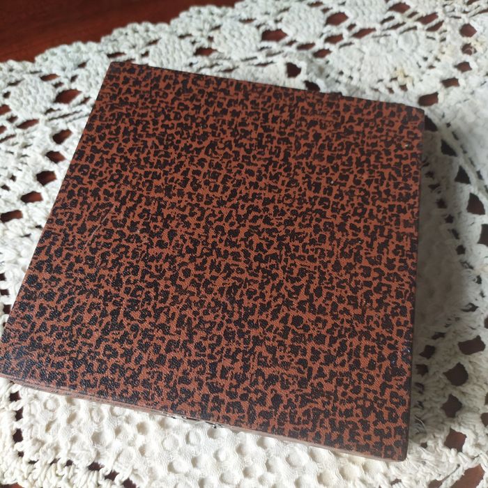 Коробочка для ложечек. 12 секцій. Добрий стан.  15*15 см.