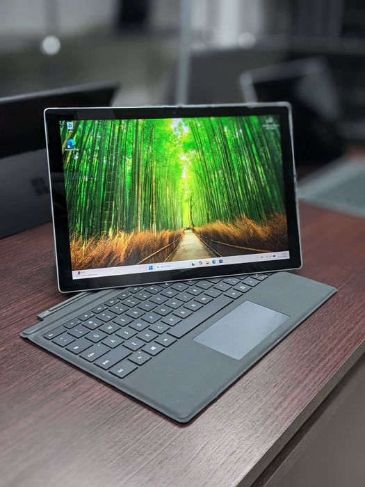 Laptop 2 w 1 Microsoft Surface Pro 5 – lekki i wszechstronny tablet z klawiaturą Windows 11 Pro