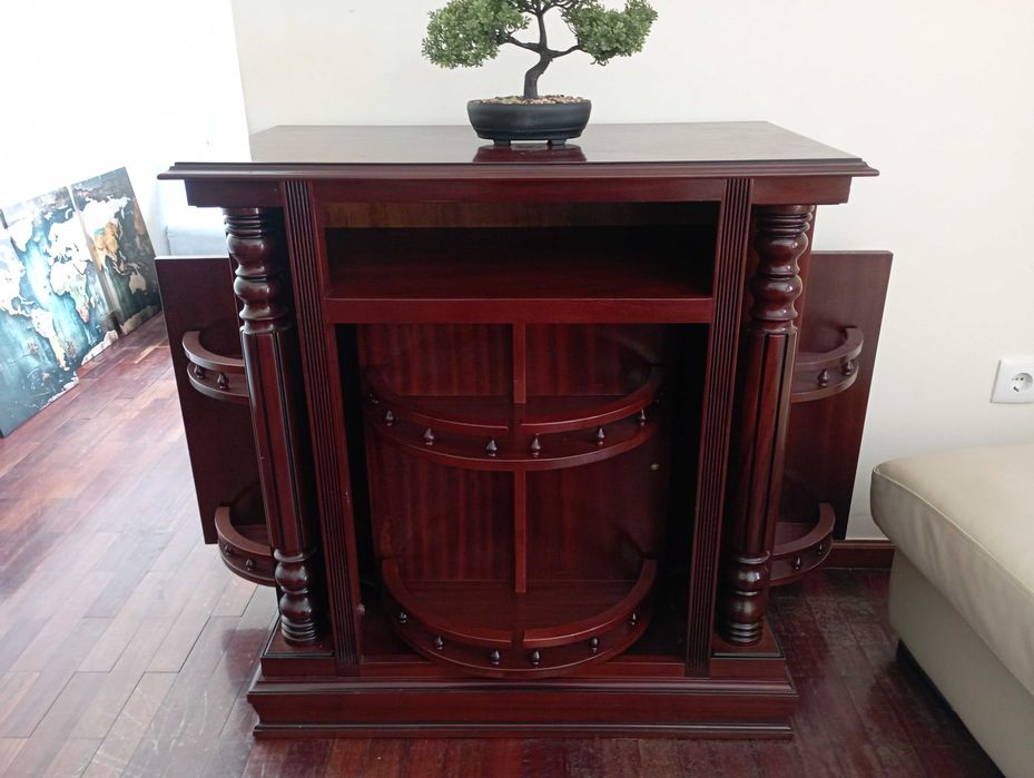 Bar antigo em madeira maciça