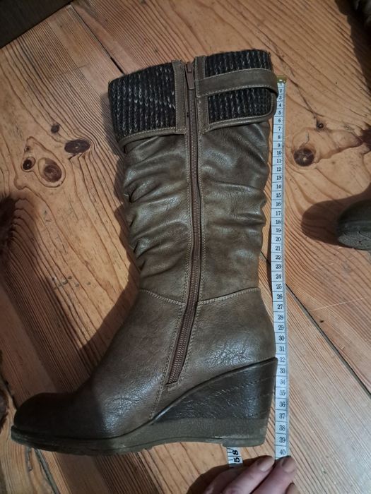 Brązowe skórzane kozaki na koturnie Clara Barson