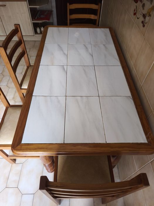 Recheio de casa para vender. Os colchões das camas são novos , e o sofá castanho é sofá cama também nunca usado. Os electrodomésticos funcionam.