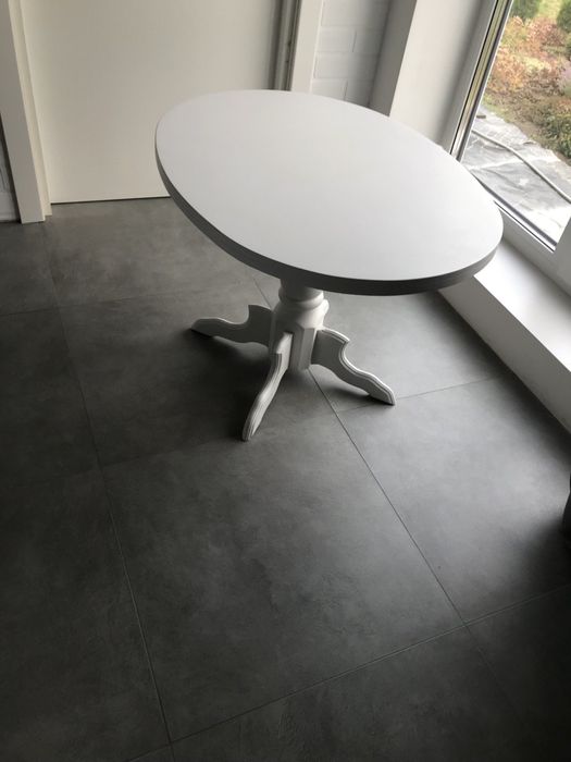 Кофейний столік на деревьяній ножцв