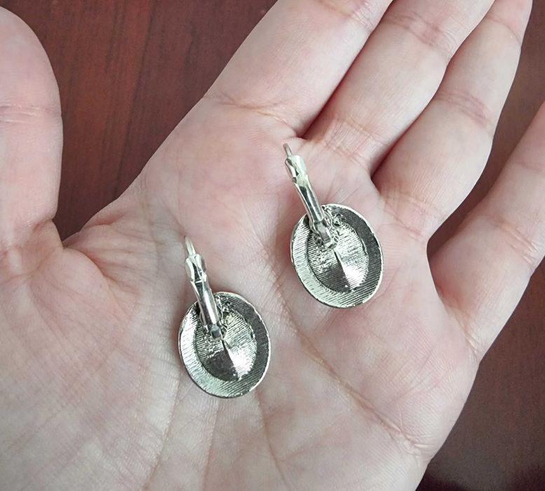 Brincos pequenos cinzentos/ prateados e vermelhos