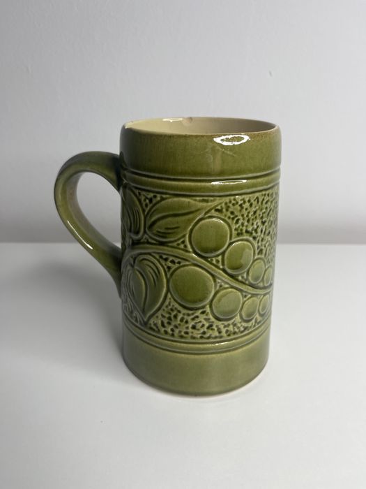 Zielony ceramiczny kubek z tloczonym wzorem