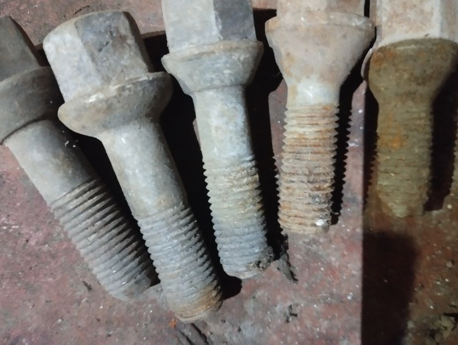 Болты колесные. Мерс.