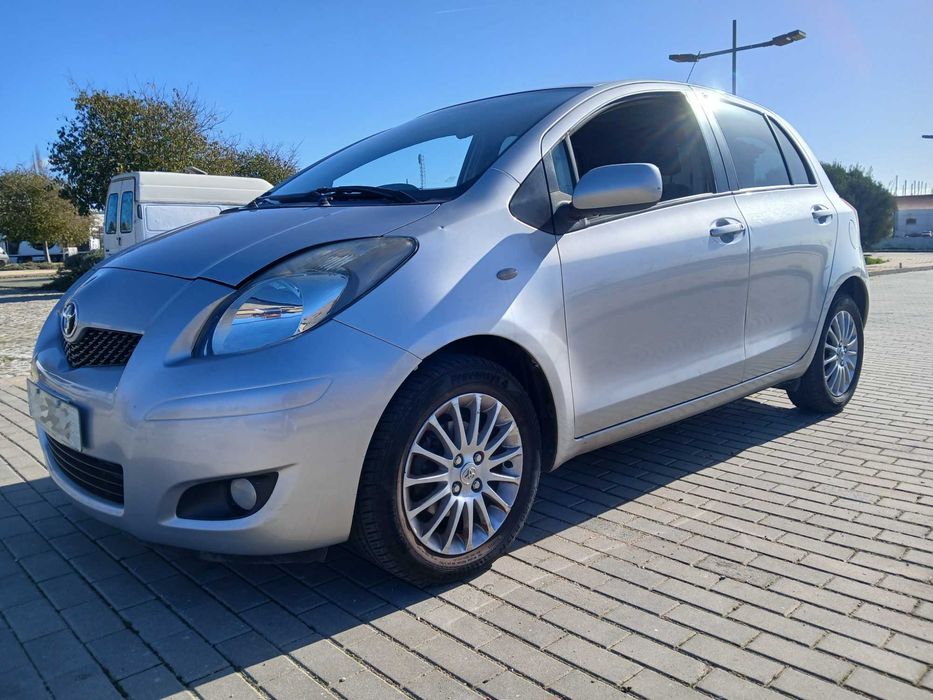 Toyota Yaris 1.3 VVTi  - Robusto fiabilidade e económico (Negociável)