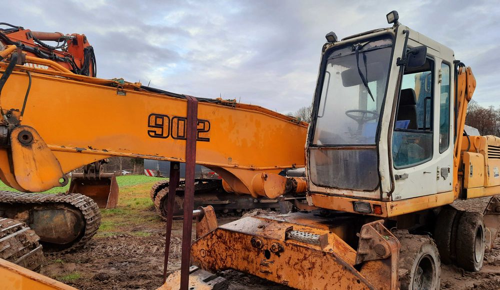 koparka przeładunkowa  Liebherr 902 ramie kabina podnoszona