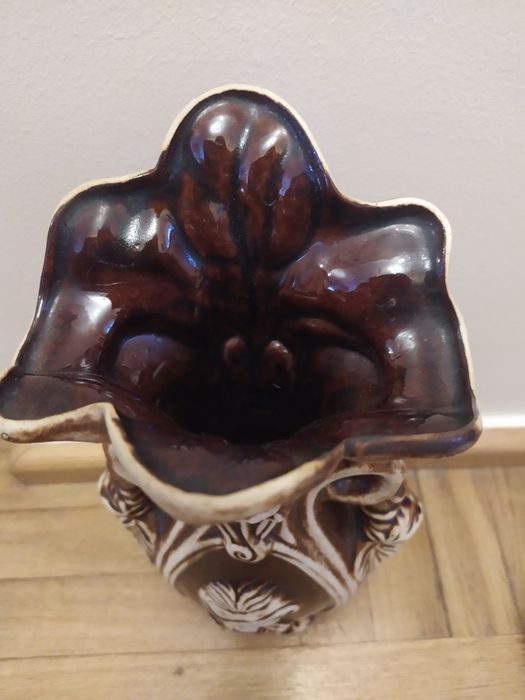 Duży wazon ceramiczny.