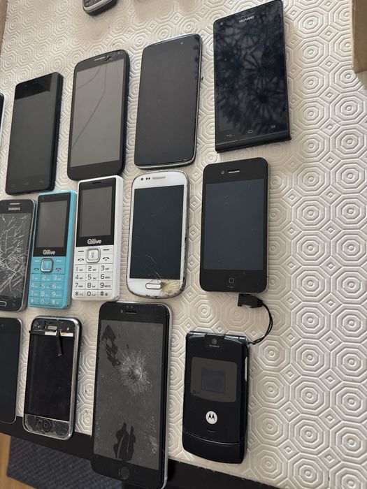 Lot of 13 Mobile Phones (Samsung, iPhone, Huawei) and 2 Tablets64751791032835123