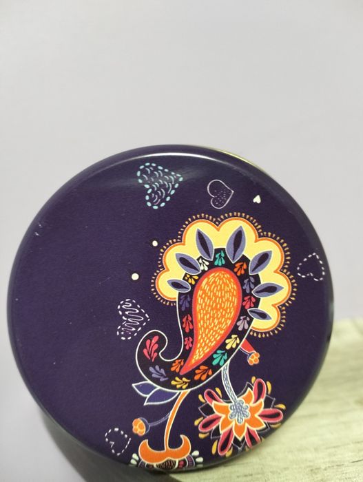 Нові подарункові металеві баночки .