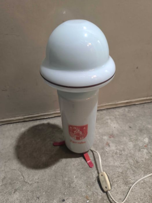 szklana lampa stojąca z herbem i napisem "ZGORZELEC"