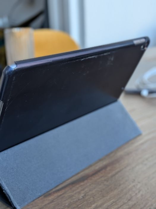 Vendo Apple iPad Pro 10.5" (2017), 64 GB, Wi-Fi, em bom estado e a funcionar perfeitamente.