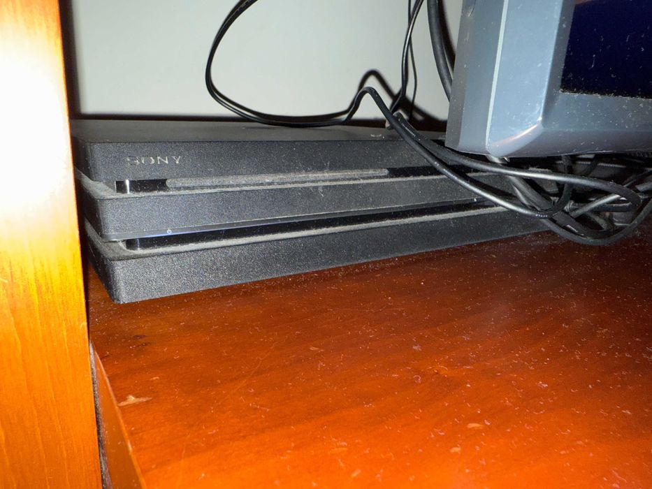 Playstation 4 Pro + 2 comandos + 6 jogos (Sem Caixa e Manuais)
