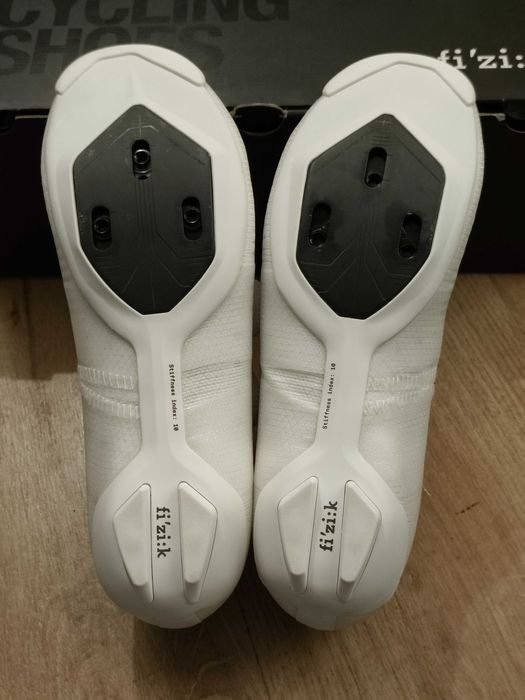 Sapatos de estrada Fizik Vega Carbon modelo 2025 Team Movistar "NOVOS"
