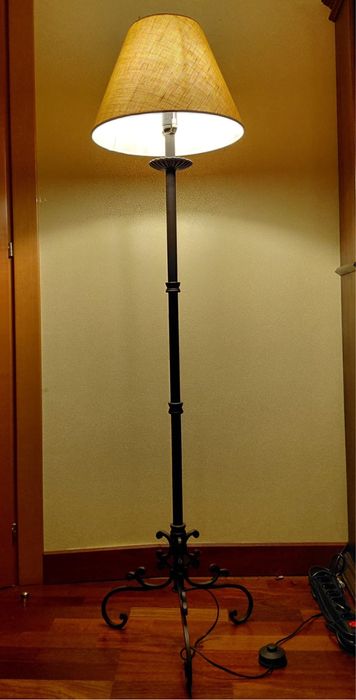 Candeeiro de pé em ferro forjado