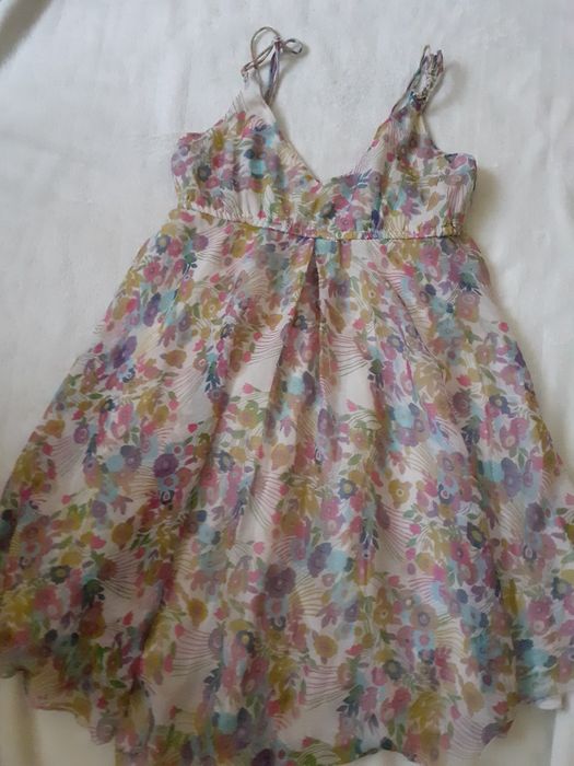 Kolorowa sukienka w kwiatki  na ramiączkach