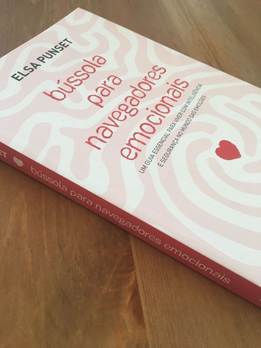 Livro "Bússola Para Navegadores Emocionais"