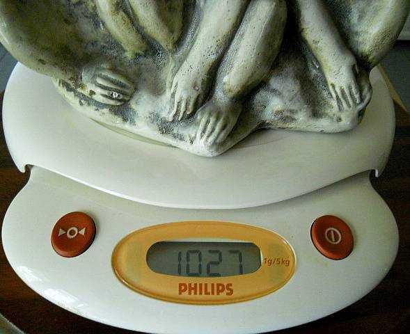 Статуэтка из камня трёх обезьян