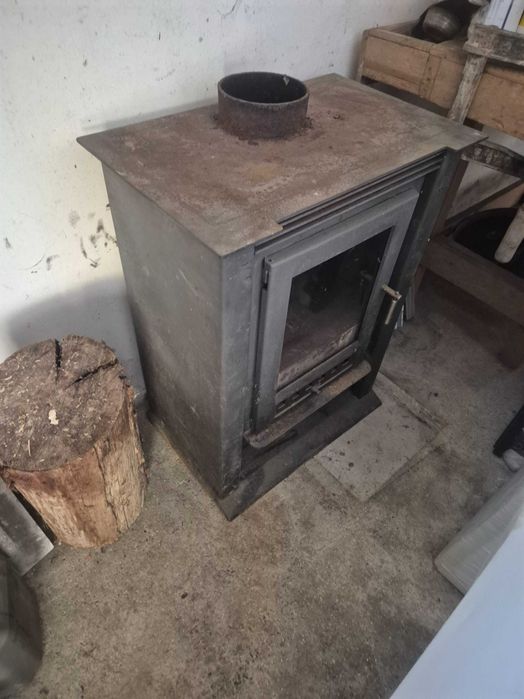 Fogão de lenha usado e com chaminé