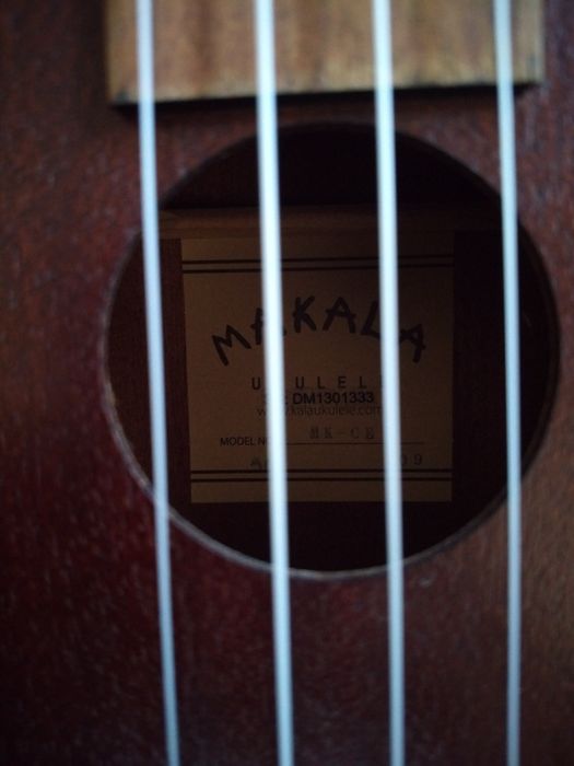 Ukulele concerto eletroacústico MAKALA