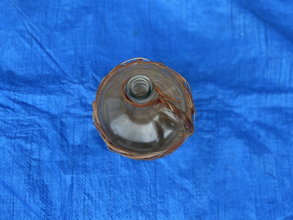 Garrafão com pega em vime