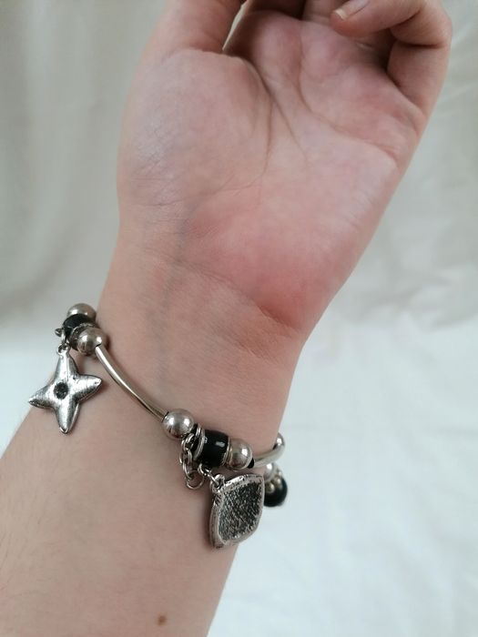 Pulseira Prateada com Pendentes