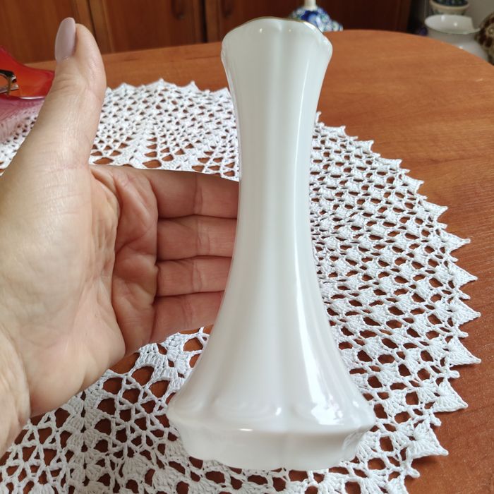 Biały porcelanowy wazonik