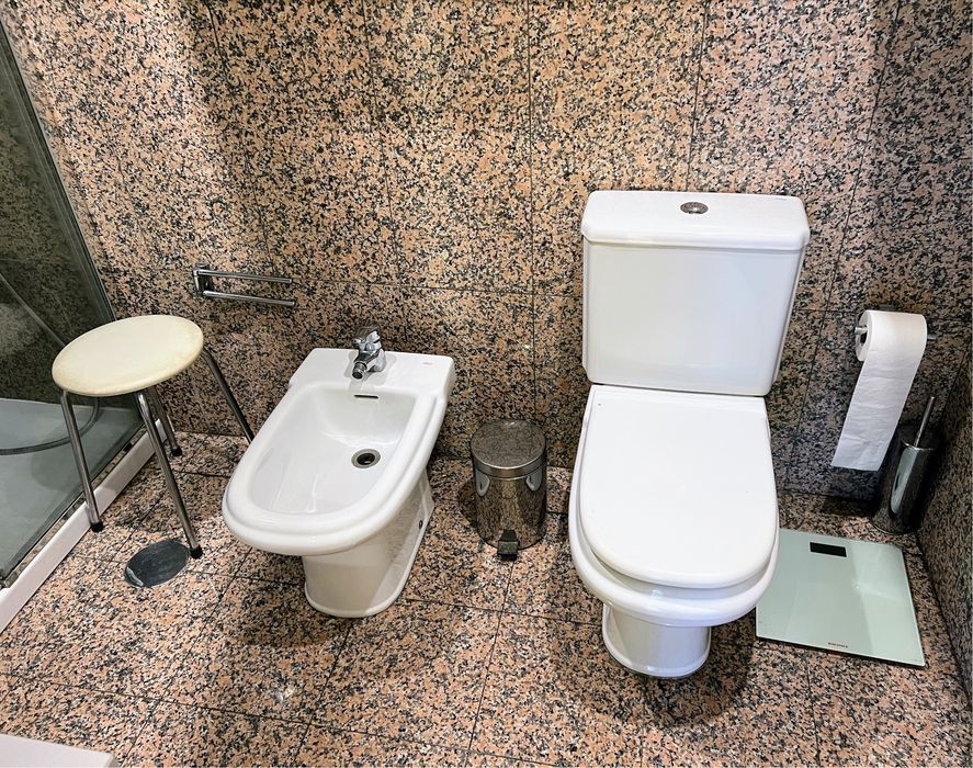 Casa de banho completa ou não. Favor ler descrição toda.