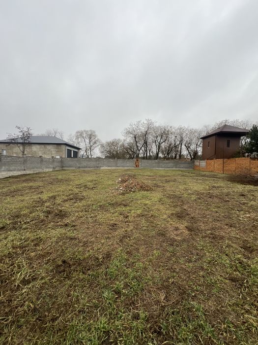 Продаю участок в центре Великодолинское.