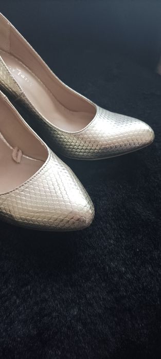 Złote szpilki  eleganckie