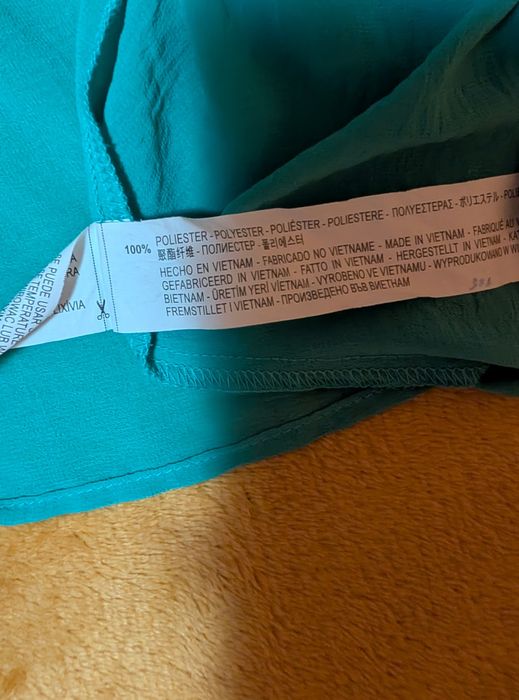 Бірюзова блузка на бретельках від бренду Bershka