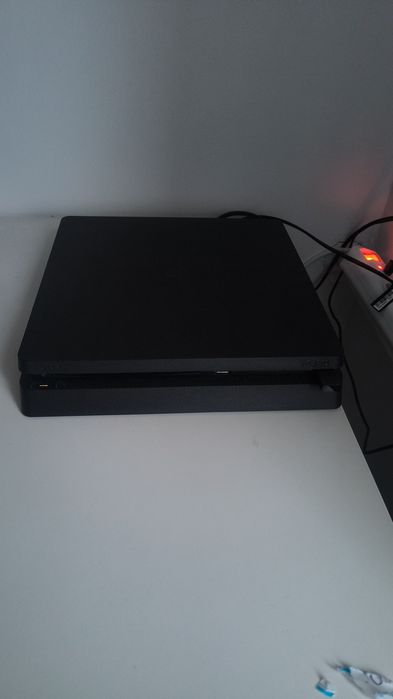 PlayStation 4 z trzema grami