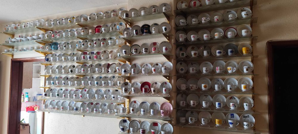 Coleção de mais de 200 chávenas de marcas de café