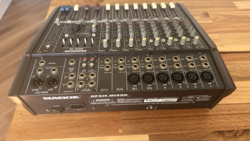 Mesa de mistura MACKIE DFX•12