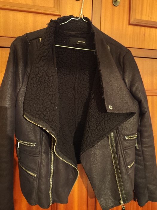 Casaco preto com pêlo