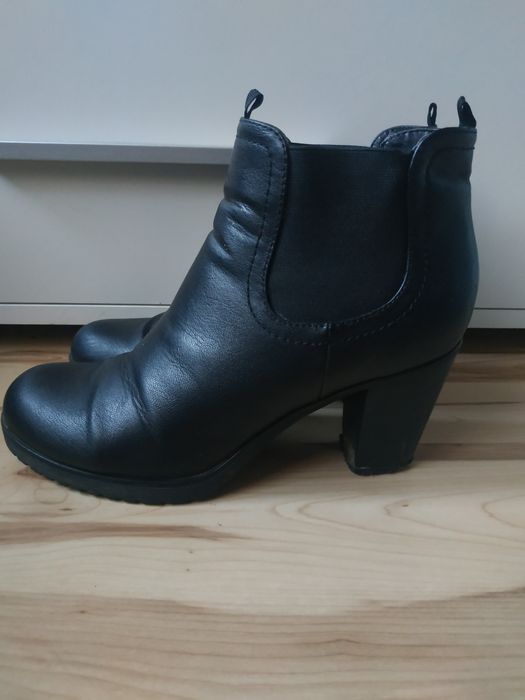 Czarne botki na obcasie