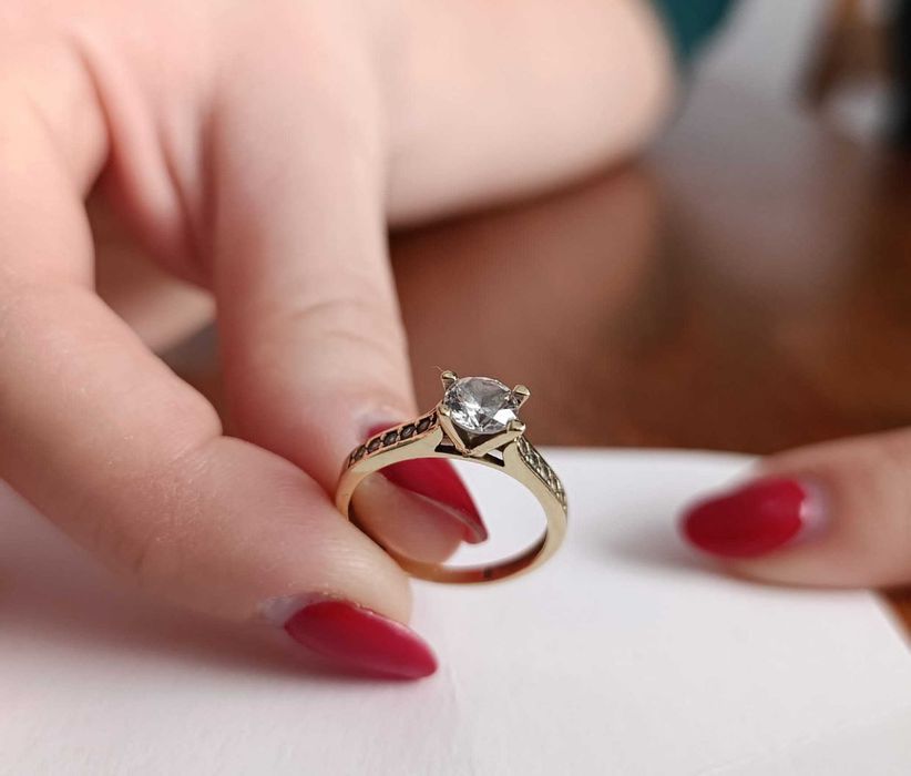 Złoty pierścionek z cyrkoniami, 14 ct, próba 585, rozmiar 13,