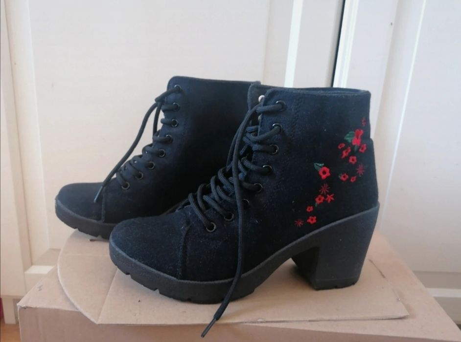 Sznurowane botki na obcasie