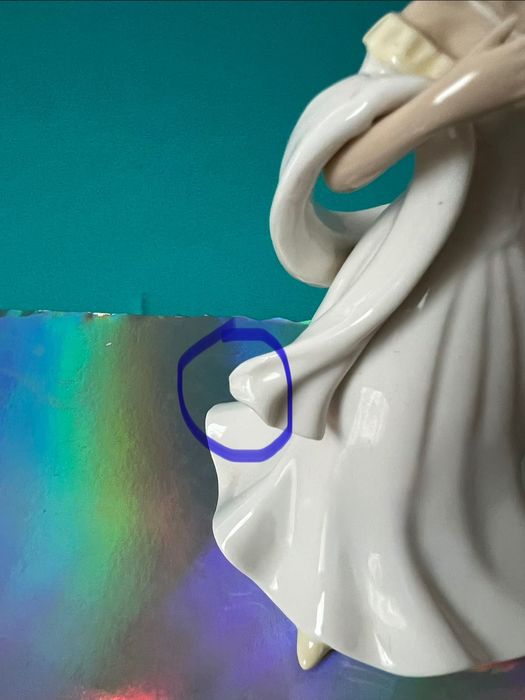 Статуетка дама..