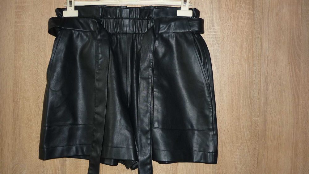 Zara- szorty damskie ze skaju  r; L