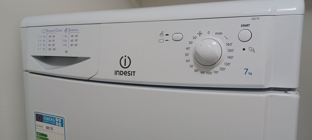 Máquina secar Indesit IDC75