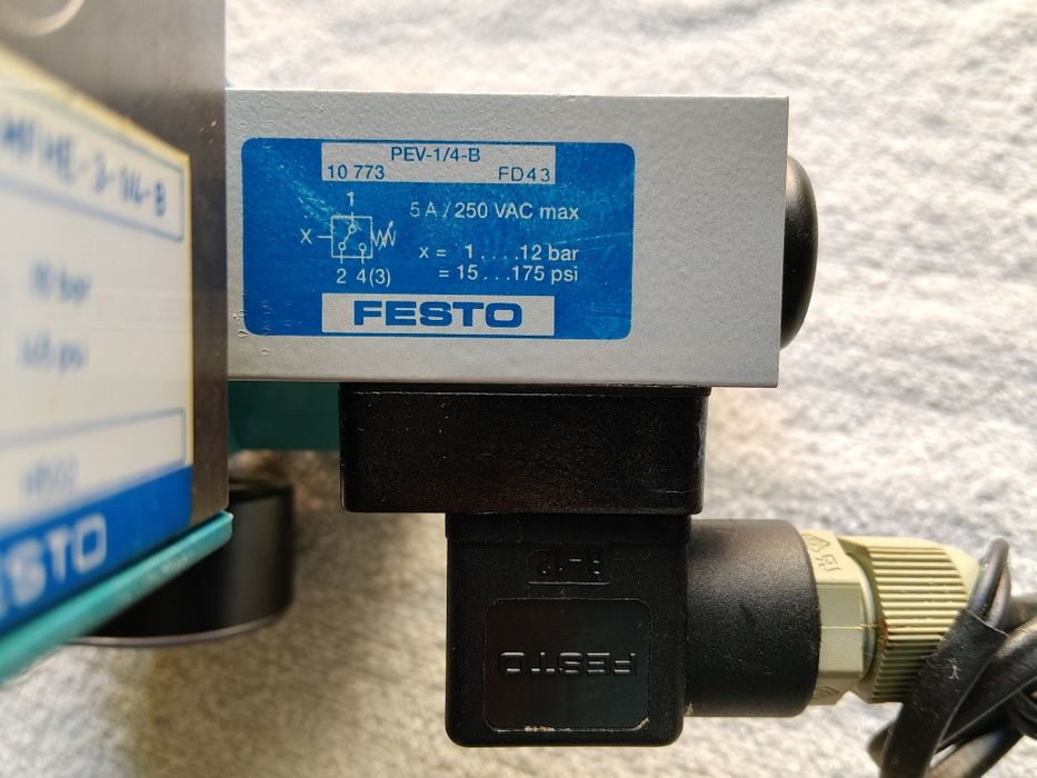 Zestaw pneumatyczny FESTO zawór, presostat , reduktor -komplet